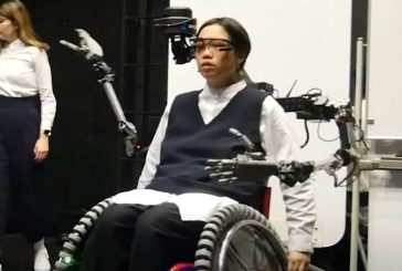 В Японии коляску оснастили роборуками