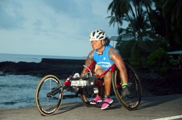 Чемпионат Ironman преодолела женщина-колясочница