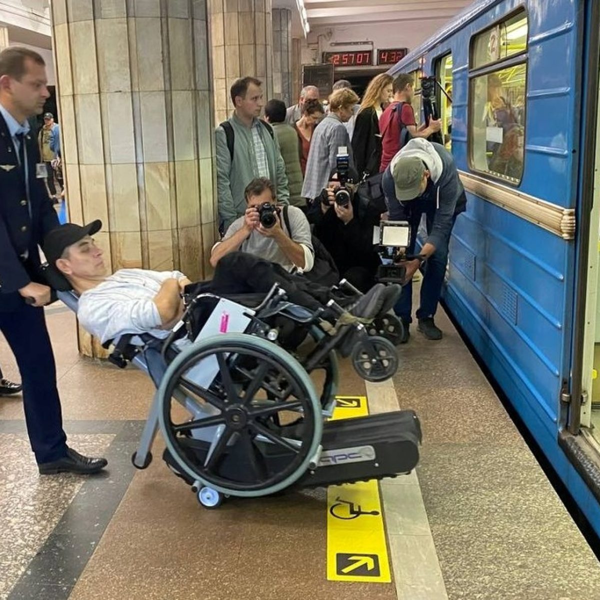 Порно видео Парни трахаются в метро. Смотреть гей видео Парни трахаются в метро онлайн