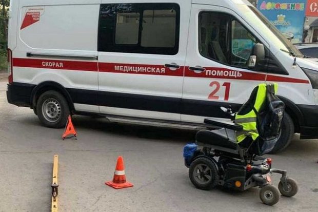 Автомобиль сбил инвалида-колясочника в городе Хакасии