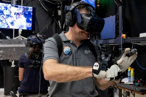VR-очки решили проблему гнетущей изоляции
