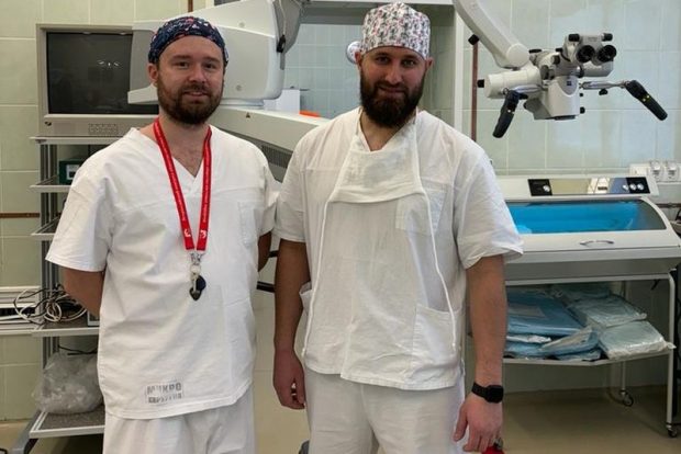 Андрей Байтингер и офтальмолог Евгений Башняк уверены, что зрение к пациентке обязательно вернется