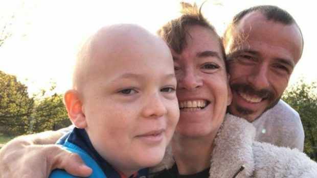 Артур с отцом и матерью во время курса химиотерапии и кортикостероидами