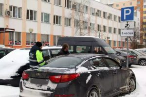 В Минске ГАИ проверяет, кто паркуется в местах для инвалидов