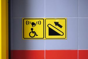 Жители Риги могут встать в очередь на подъемник для инвалидных колясок
