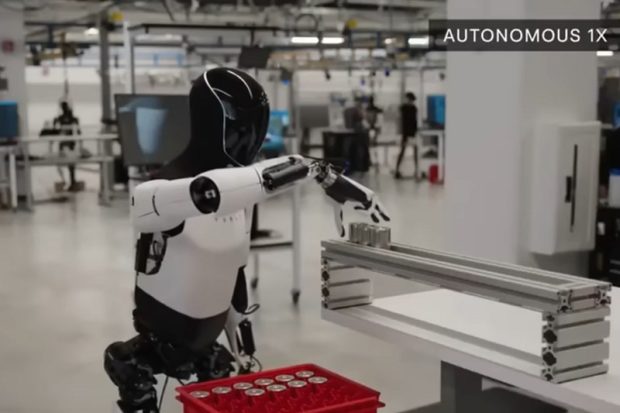 Робот Tesla Optimus осваивает новые навыки