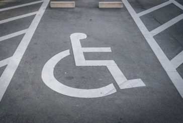 Разбил автомобиль женщины со знаком «Инвалид»